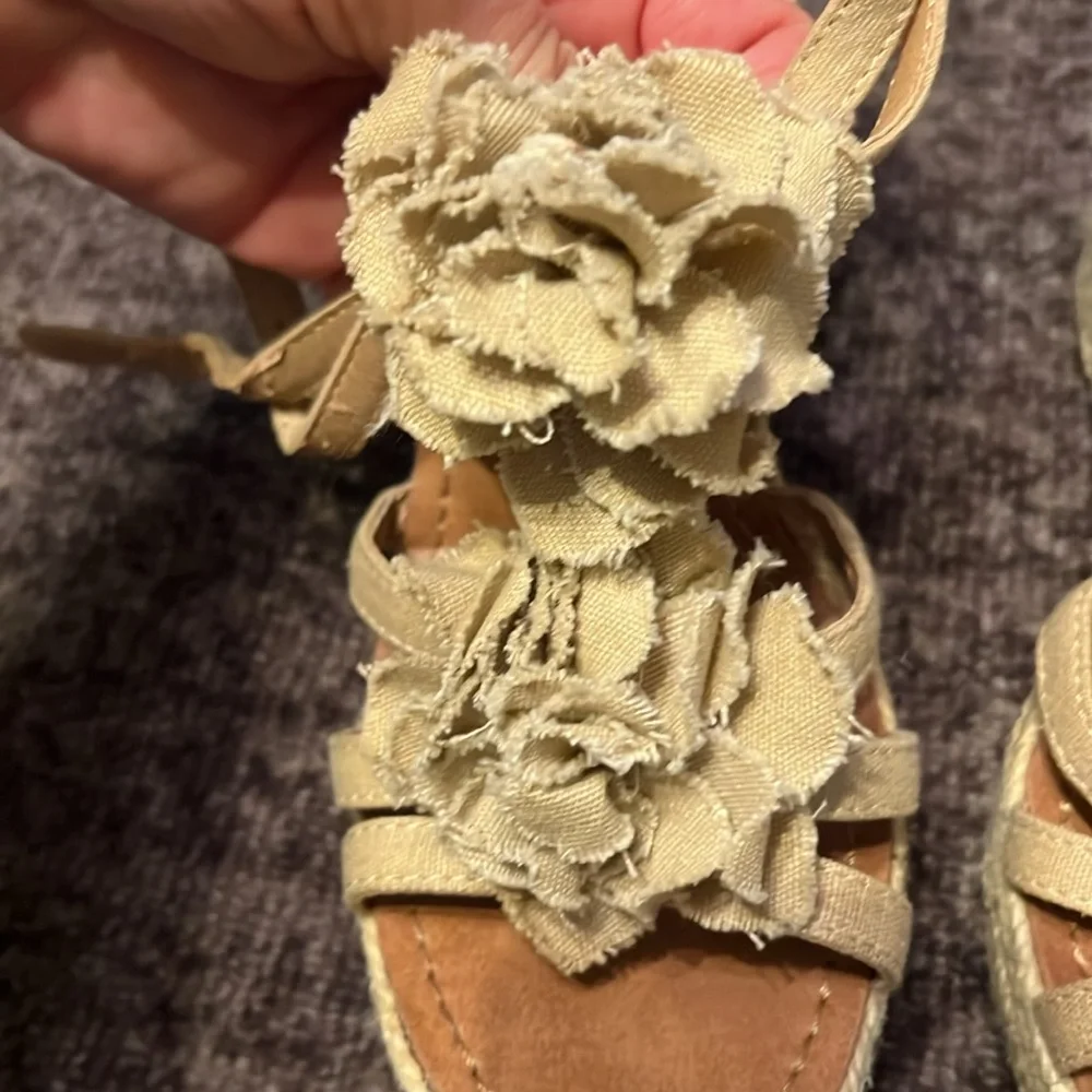 Nine West Sugareel Size 7 wedges camel colored